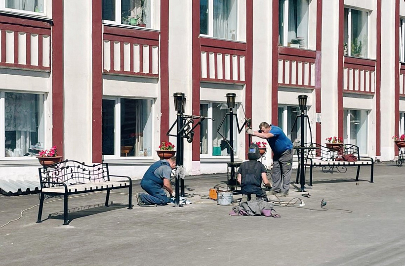 На улице Казанской в Кирове устанавливают фонари, стилизованные под музыкантов