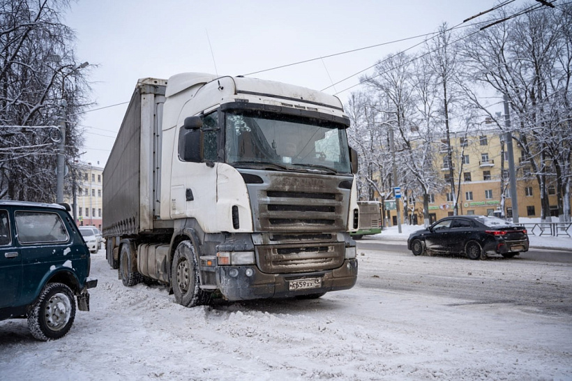 В Киров привезли главную городскую новогоднюю ёлку