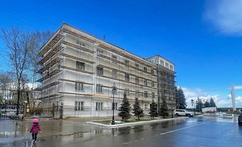 Подрядчики в Кирове пропадают, не доделав капремонт