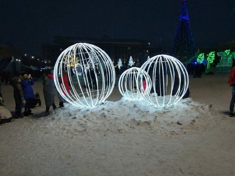 Кировчане портят новогоднее убранство на Театральной площади