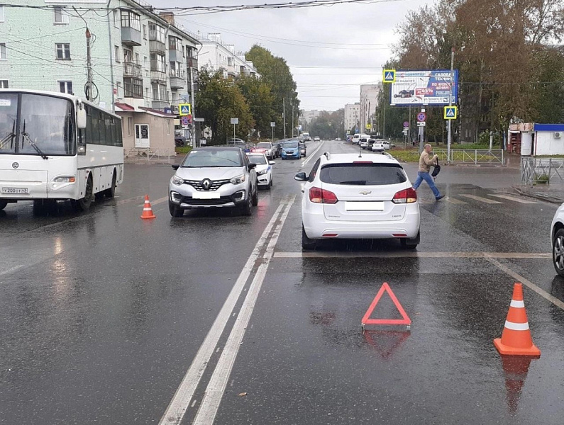 В Кирове сбитую девушку-пешехода отбросило на соседний автомобиль