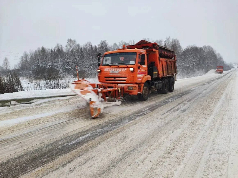 Трассы Кировской области убирают от снега круглосуточно