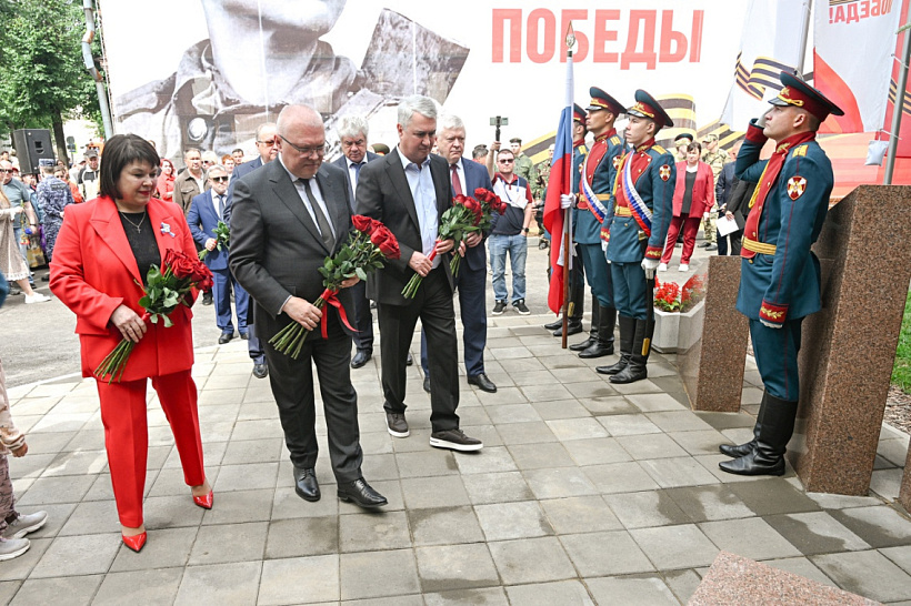 В Слободском открыт памятник Знаменосцу Победы Григорию Булатову