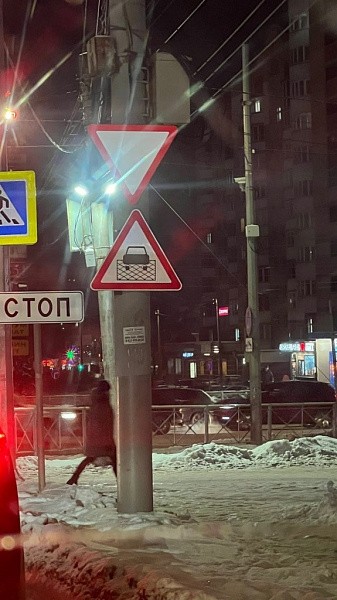В Кирове появился знак, дублирующий «вафельную» разметку