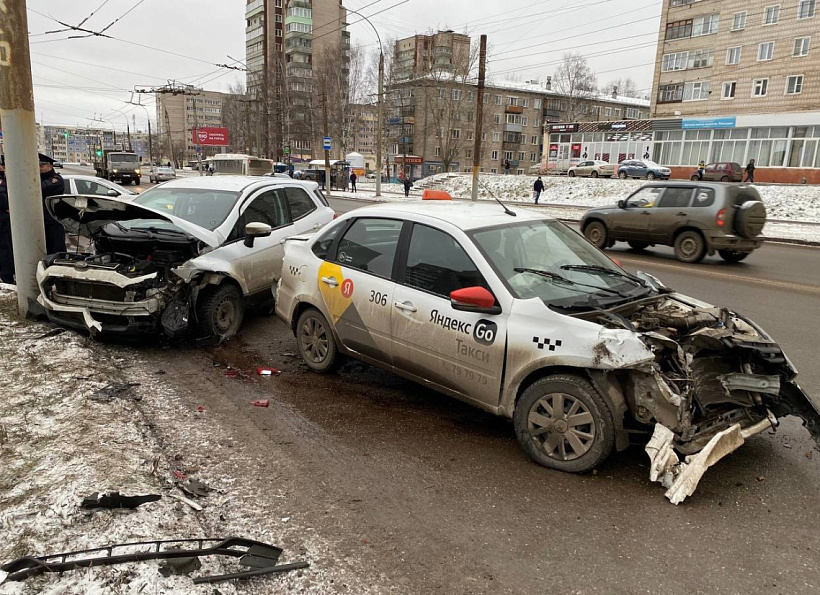 5 человек пострадали в ДТП на улице Московской в Кирове