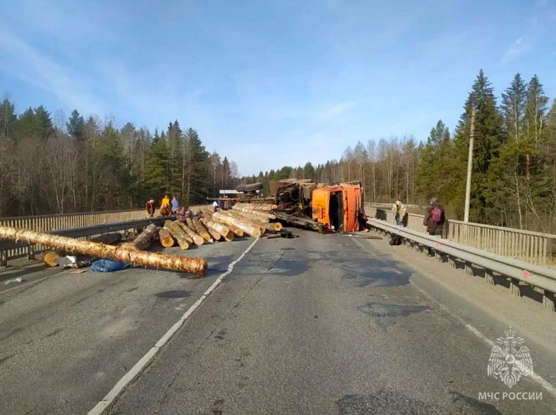 Лесовоз перевернулся на дороге в Кировской области