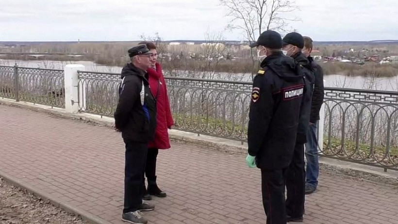 Полицейские отправляют домой гуляющих по городу кировчан
