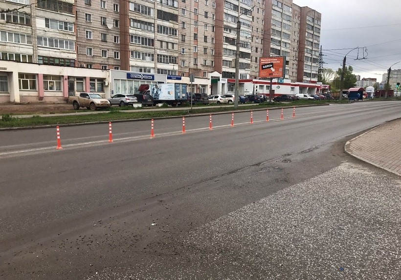 В Кирове еще на одном участке дорог поставили сигнальные столбики