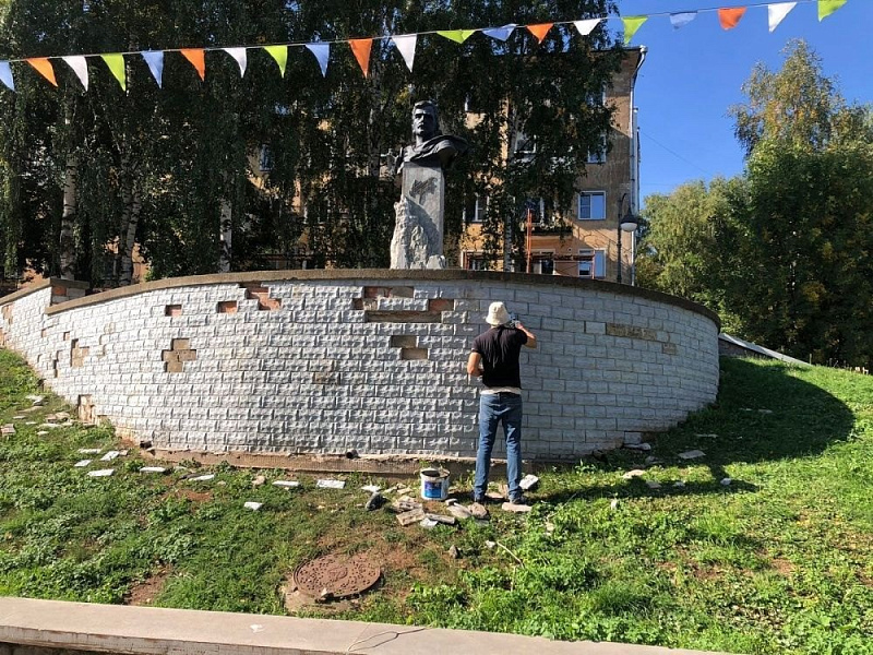 В Кирове ремонтируют подпорную стенку у памятника Грину