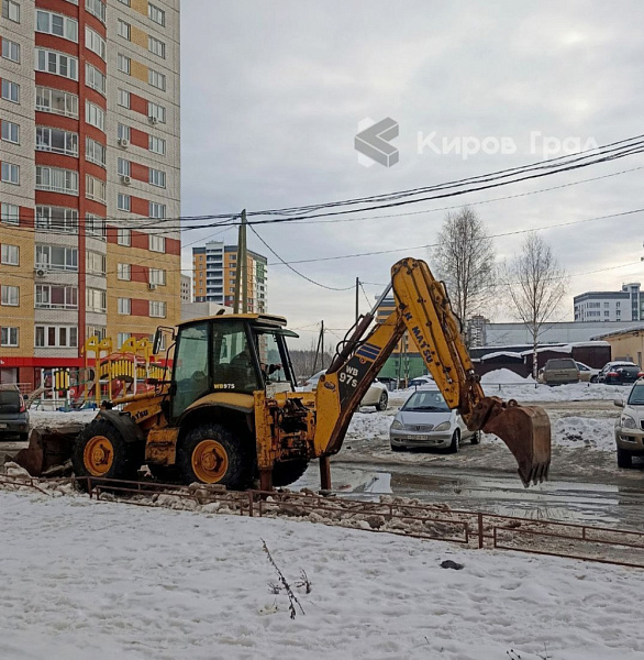 В Кирове начали чистить тротуары до асфальта