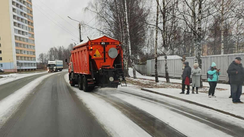 На кировские улицы вывели дополнительные бригады для уборки снега